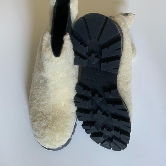 NIB Alexander McQueen Shearling Tread Chelsea Boots Size 38 $1,180.00 - Picture 4 of 5